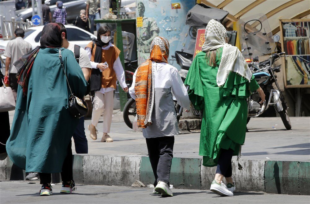 Iran: Kamerama kontrolišu koliko žena nosi hidžab