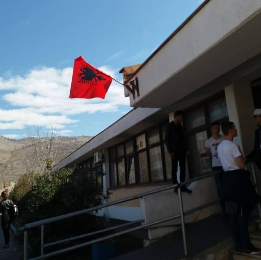 Učenici Gimnazije u Tuzima mahali zastavama i skandirali: Dobro je biti Albanac