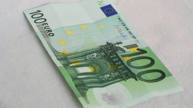 Počela isplata 100 evra mladima od države