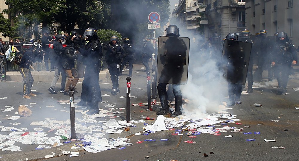 Pariz: Policija suzavcem na demonstrante