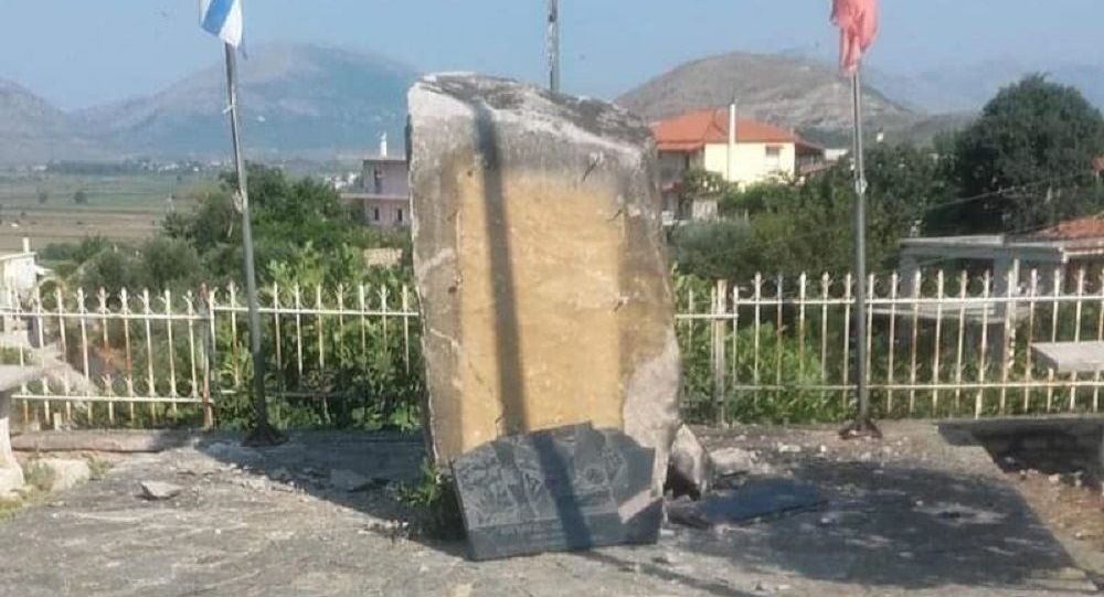 Albanci digli u vazduh spomenik posvećen grčkom borcu