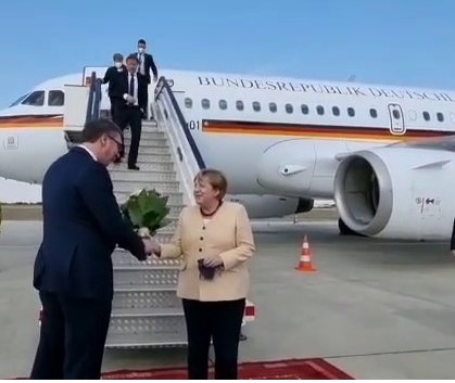 Vučić dočekao Merkel po sletanju u Beograd (video)