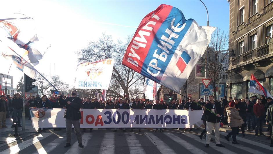 Desetine hiljada građana već čekaju Putina na ulicama ka Hramu, među porukama i 