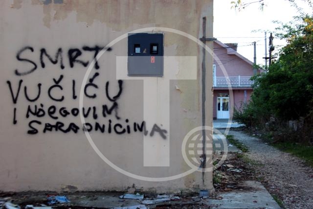Preteće poruke Vučiću ispisane na zidu kuće u Jagodini