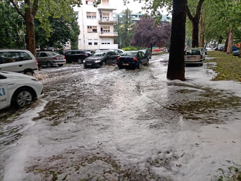 Grad veličine oraha sručio se na Niš, jaka kiša u okolini Pirota