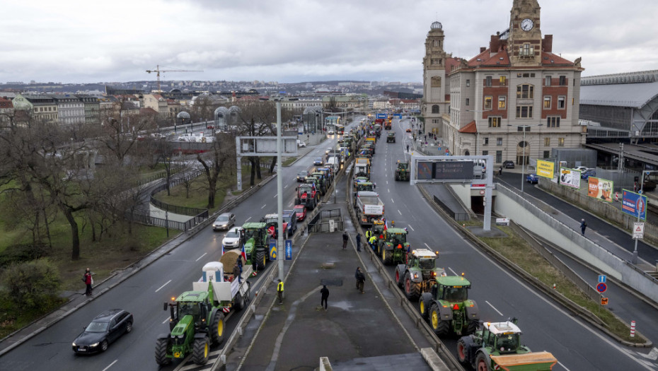Češki farmeri blokirali saobraćaj u Pragu protestujući protiv agro politike EU