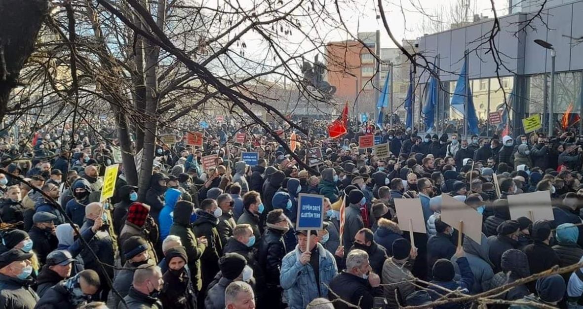 Priština: Protest zbog poskupljenja struje, sukob sa policijom