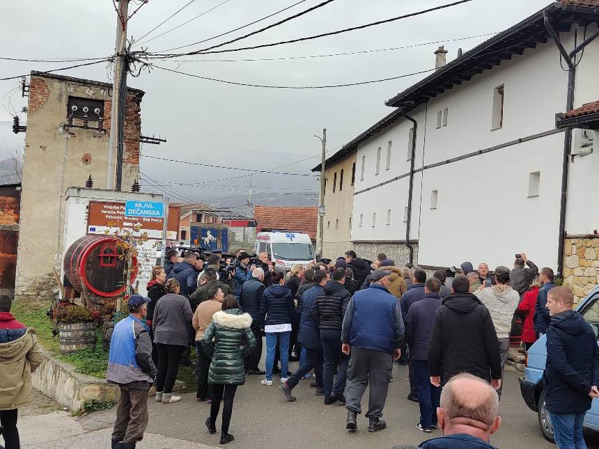 Incidenti u Velikoj Hoči; Stigla cisterna da zapleni vino Petrovićima