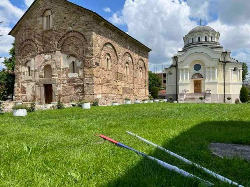 Lipljan: Skinuta zastava sa zvonika crkve; Prećeno Srbima, vlasnicima lokala
