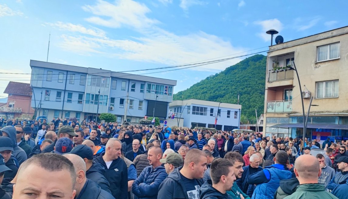 Zubin Potok: Veliki broj ljudi okupljen ispred opštinske zgrade