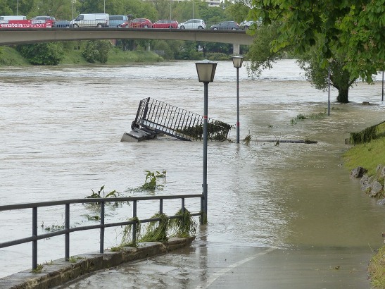Voda odnela most u Bugojnu, u Zenici kiša pravi probleme