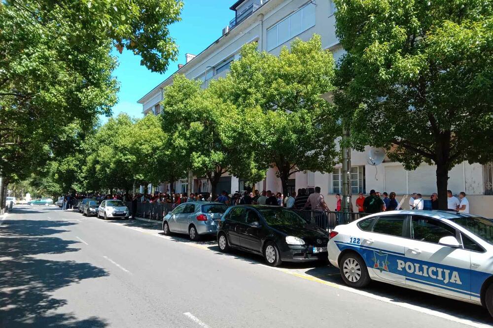 Ispred zgrade vlade u Podgorici protest policajaca