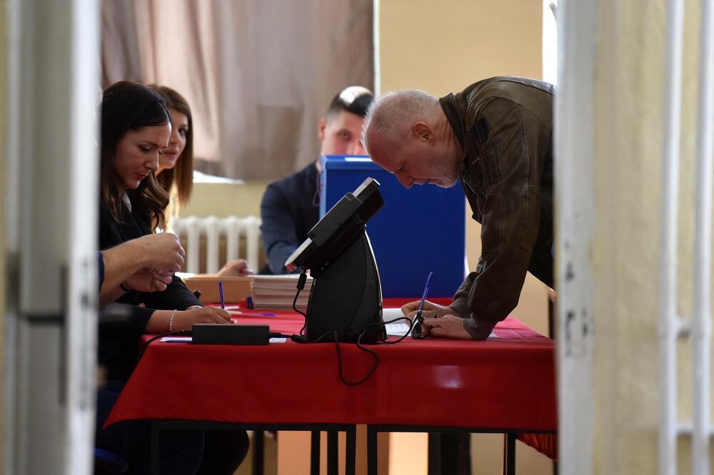 Prvi rezultati: Đukanović 35,5 %, Milatović 29,2 % glasova