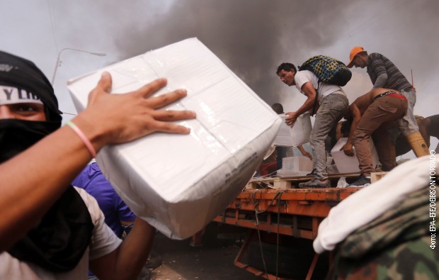 Hitno povlačenje kolumbijskih diplomata iz Venecuele, humanitarna pomoć vraćena sa granice