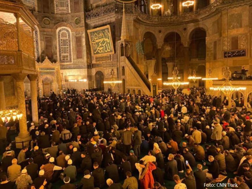 Noćna molitva muslimana u Aja Sofiji, prvi put nakon 88 godina
