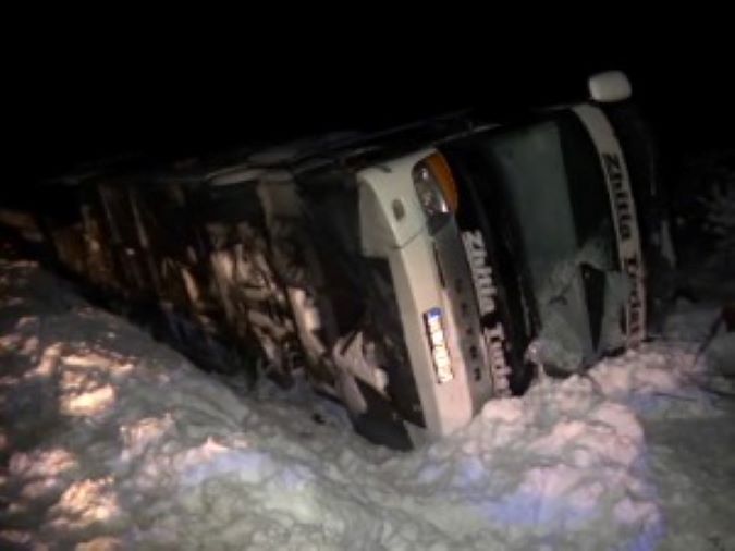 Prevrnuo se autobus kod Kruševca, povređeno 17 osoba
