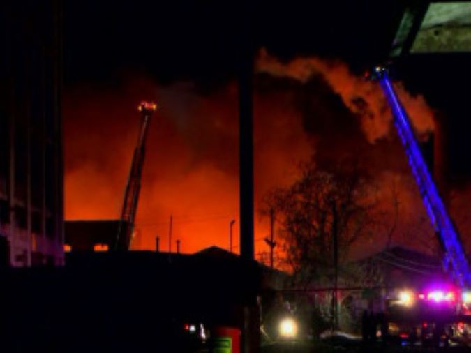 Veliki požar u fabrici u Nju Džersiju