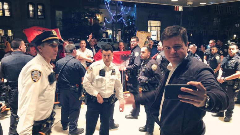 Policija u Njujorku čuvala Malagurskog od albanskih demonstranata