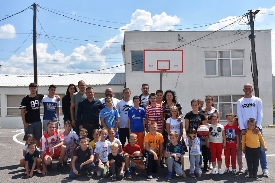 Gračanica: Šubarić i Cvejić sa decom na novom sportskom terenu
