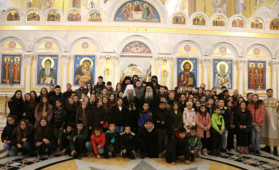 Patrijarh Porfirije sa decom sa Kosova i Metohije i iz Hrvatske