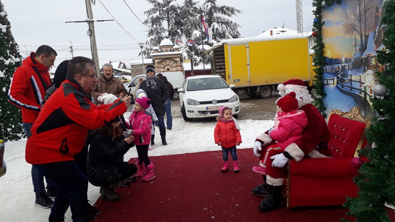 U centru Gračanice postavljen štand Deda Mraza
