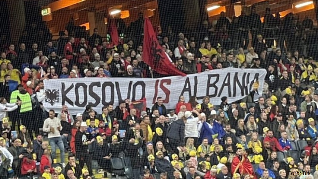 Navijači tzv. Kosova istakli transparent “Kosovo je Albanija