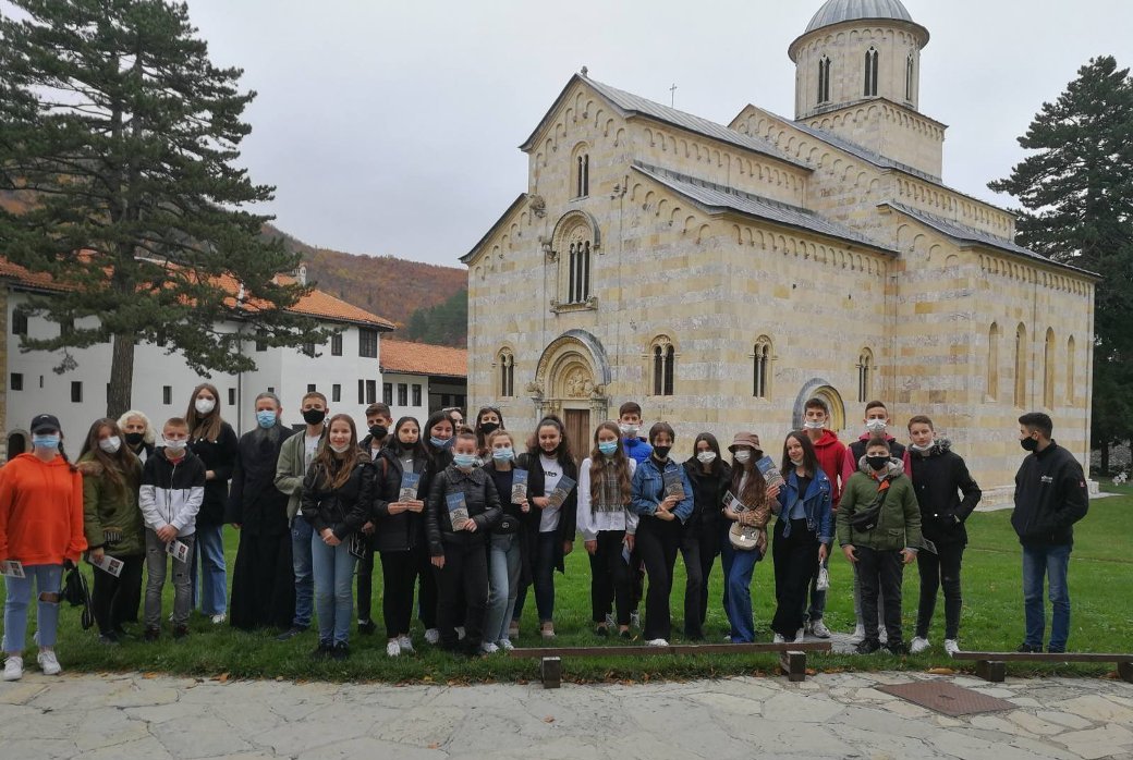 Deca kosovskih Albanaca u manastiru Visoki Dečani