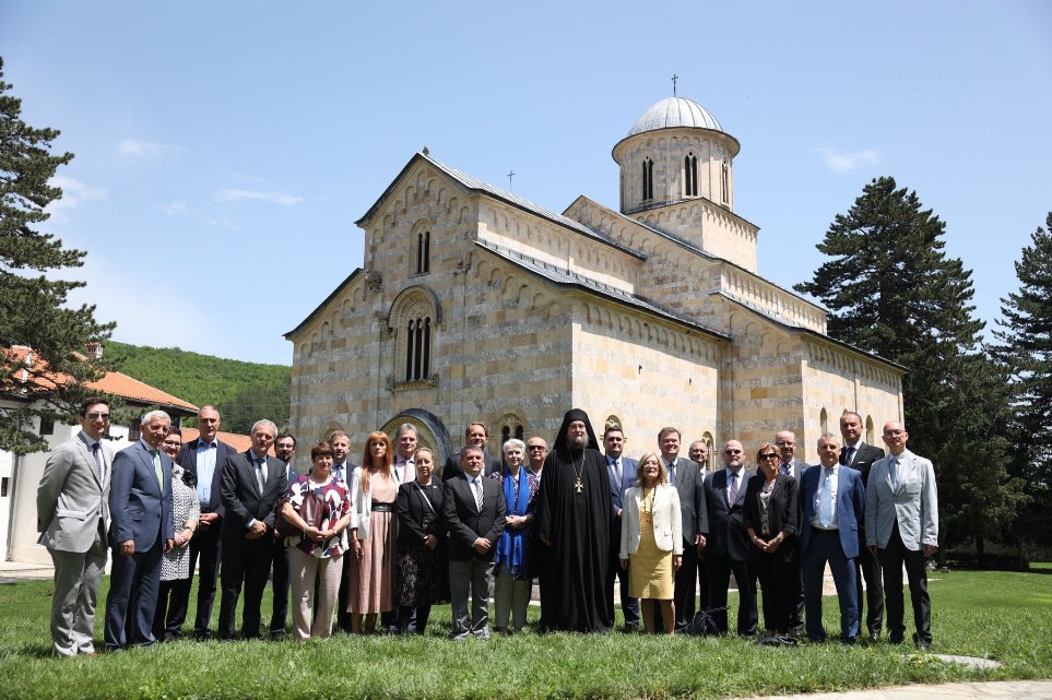 Diplomate posetile manastir Visoki Dečani