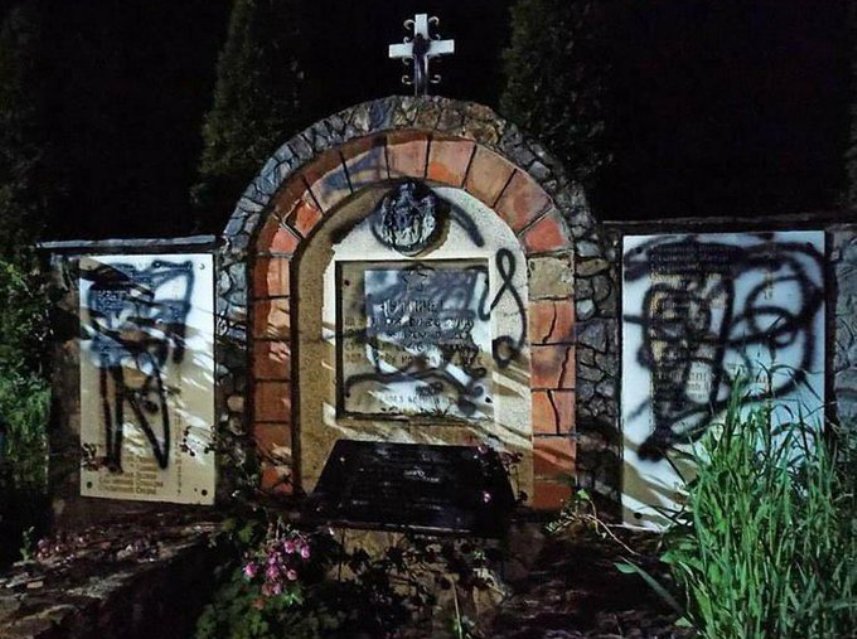 Oskrnavljen spomenik žrtvama fašizma na putu Štrpce - Brezovica