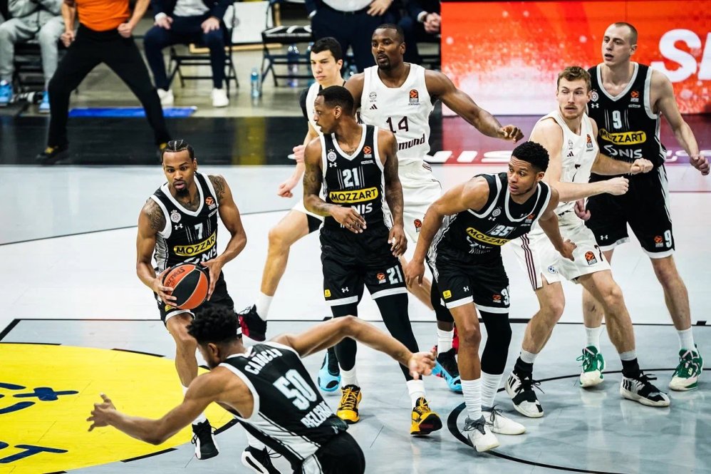 Košarkaši Bajerna pobedili Partizan u Areni