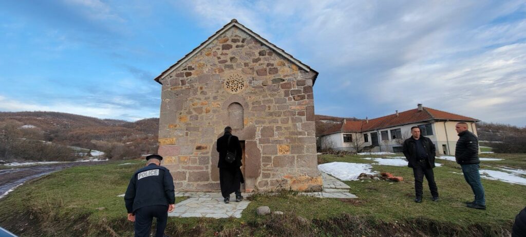Sveštenik Arsić obišao oskrnavljeni hram kod Podujeva i naišao na zaključanu crkvu