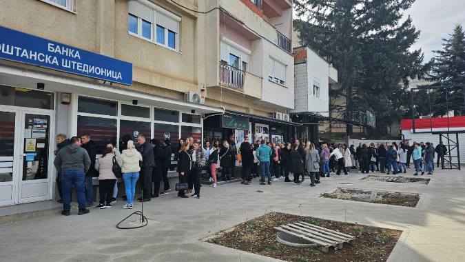 Vaspitači i radnici predškolskih ustanova ispred filijale Banke Poštanska štedionica u Leposaviću
