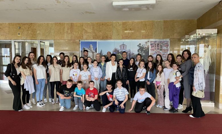 Deca sa Kosova, učesnici Festivala Carski glasovi, u poseti Kancelariji za KiM