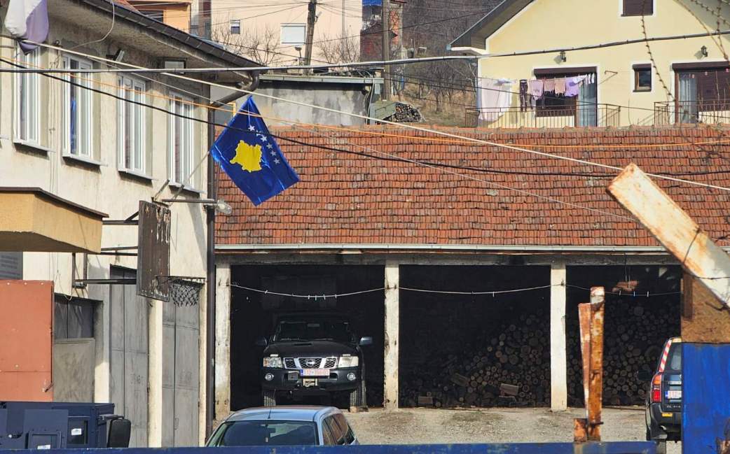 Postavljena zastava Kosova na vatrogasnu stanicu u Leposaviću
