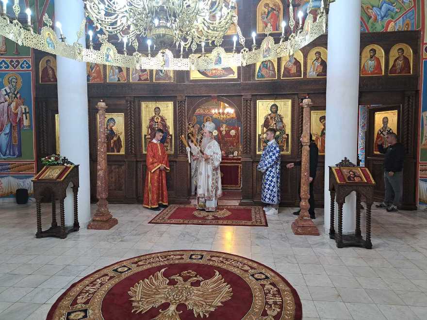 Leposavić: Vladika Teodosije služio liturgiju u hramu Svetog Vasilija Ostroškog