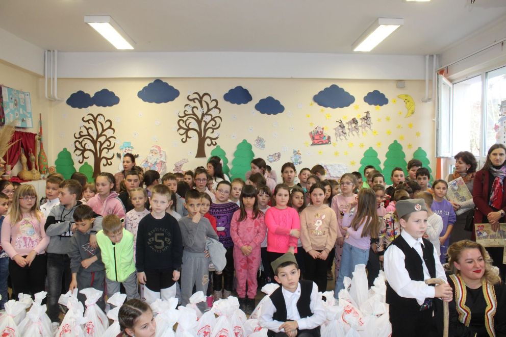 Odbor za pomoć KiM podelio 90 poklon paketića deci iz Ropotova