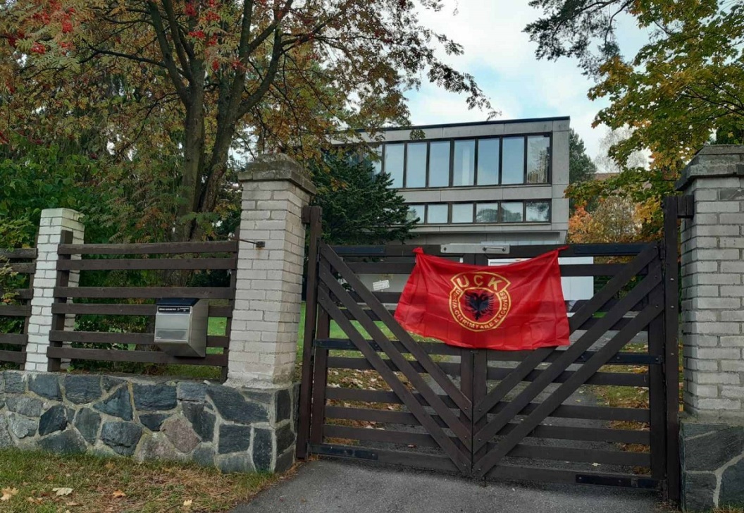Na zgradi Ambasade Srbije u Helsinkiju osvanula zastava OVK