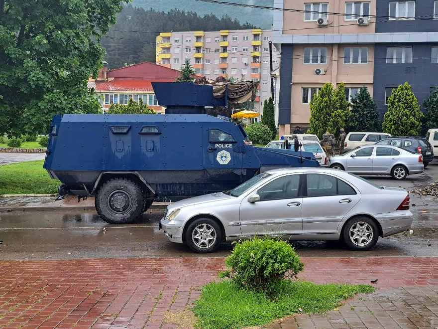 Na KiM mirno, policija kod zgrada opština u Leposaviću, Zubinom Potoku i Zvačanu