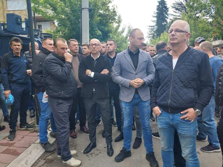 Zvečan: Na okupljene ispred zgrade opštine bačen suzavac; Predstavnici Srpske liste su sa građanima