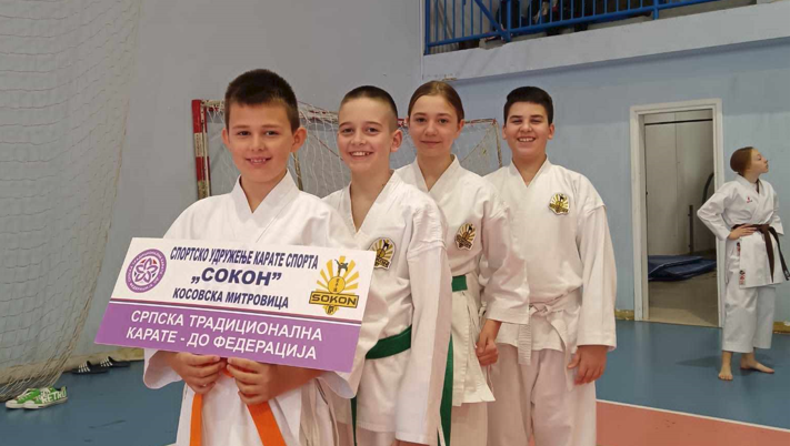 Članovi karate kluba „Sokon“ iz Kosovske Mitrovice osvojili deset medalja u Kragujevcu