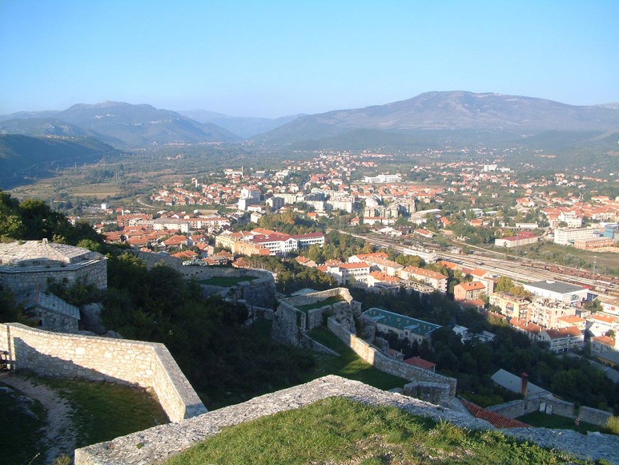 Knin – Hrvati slave, Srbi tuguju, iz pustog grada odlaze i jedni i drugi