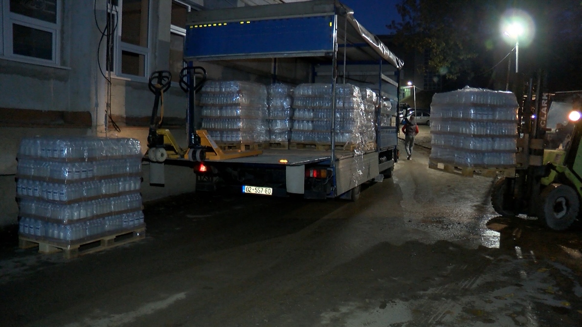 U KBC Kosovska Mitrovica stigao prvi kamion sa lekovima iz centralne Srbije