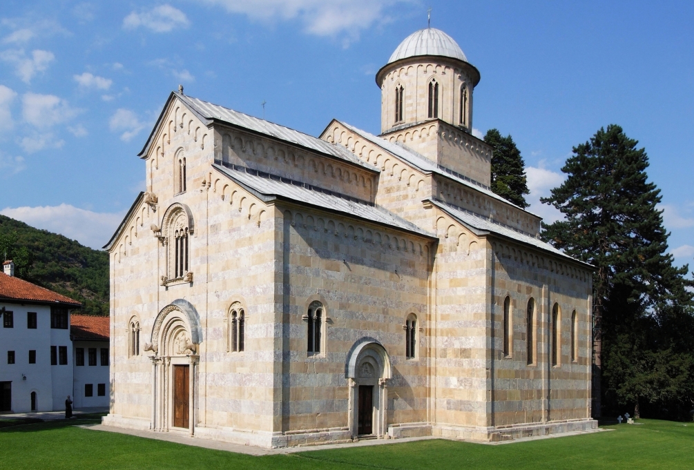 Visoki Dečani: Apsurdne izjave da su Srbi uništili sopstvene crkve na Kosovu