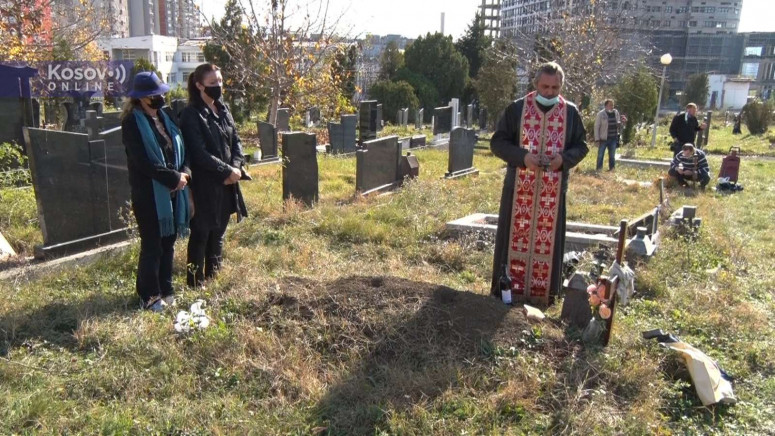 Srbi na Mitrovske zadušnice na groblju u Prištini