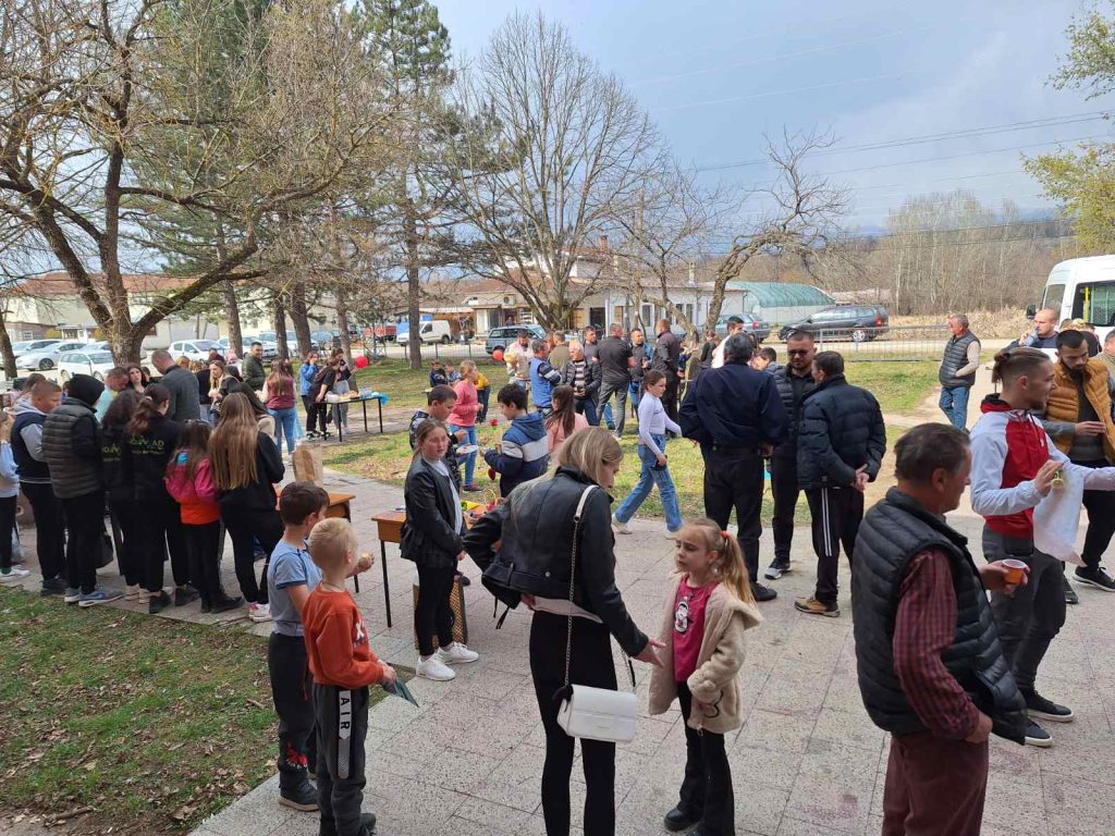 U Osojanu održan humanitarni bazar za lečenje male Lene iz Kosovske Mitrovice