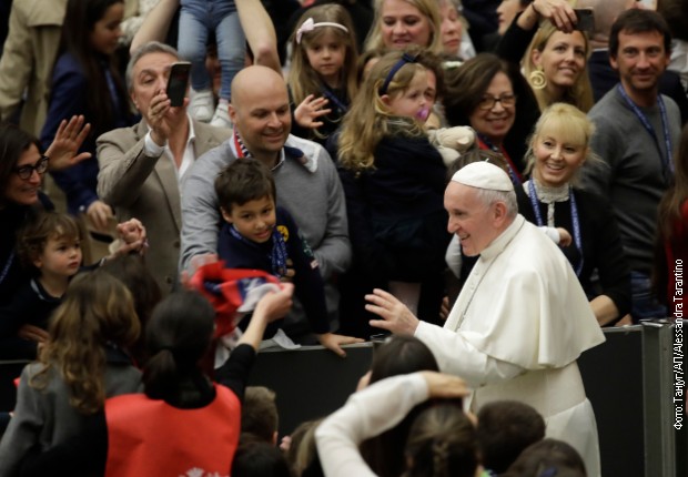 Papa Franja: SAD i EU prodaju oružje za ubijanje dece