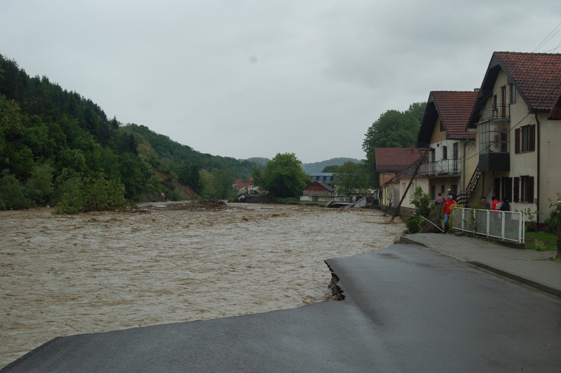 Teška situacija u Krupnju: Poplavljena škola, izlile se tri reke, nestao deo puta