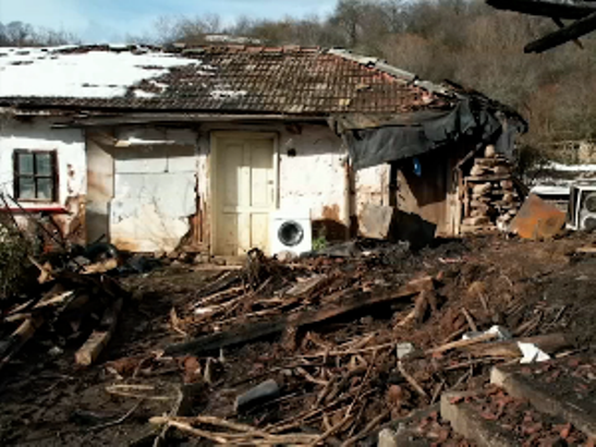 Porodica Bogdanović na Staroj planini u požaru ostala bez kuće, potrebna pomoć