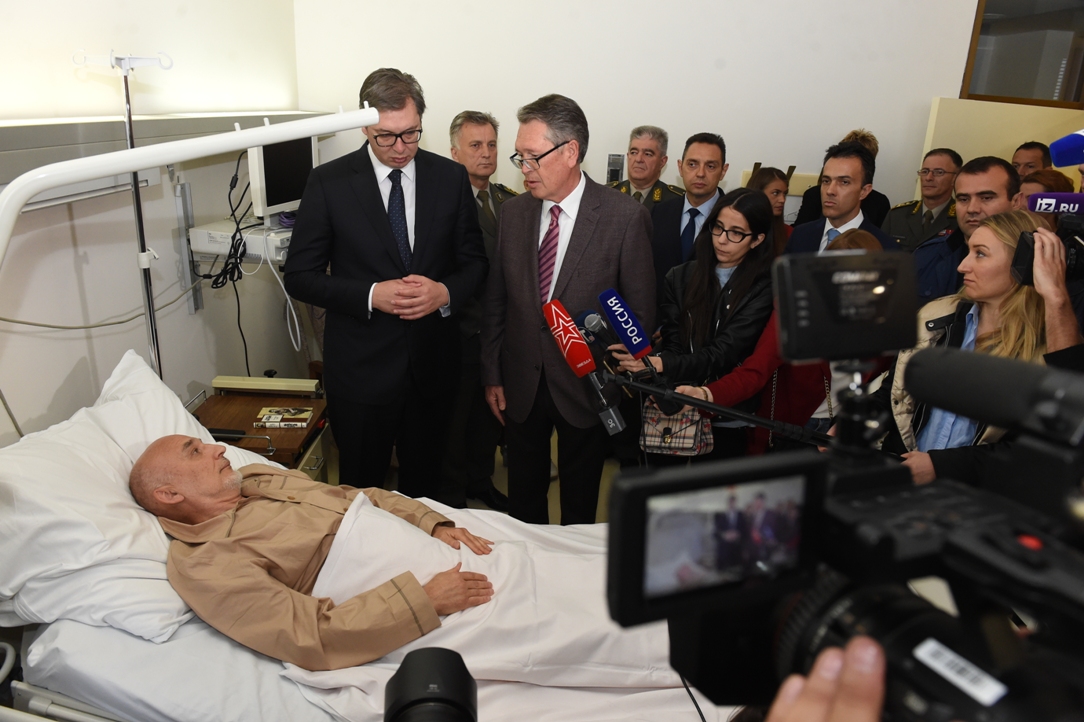 Vučić posetio  povređenog Krasnoščekova: Neprimerena sila na KiM bila za očekivati