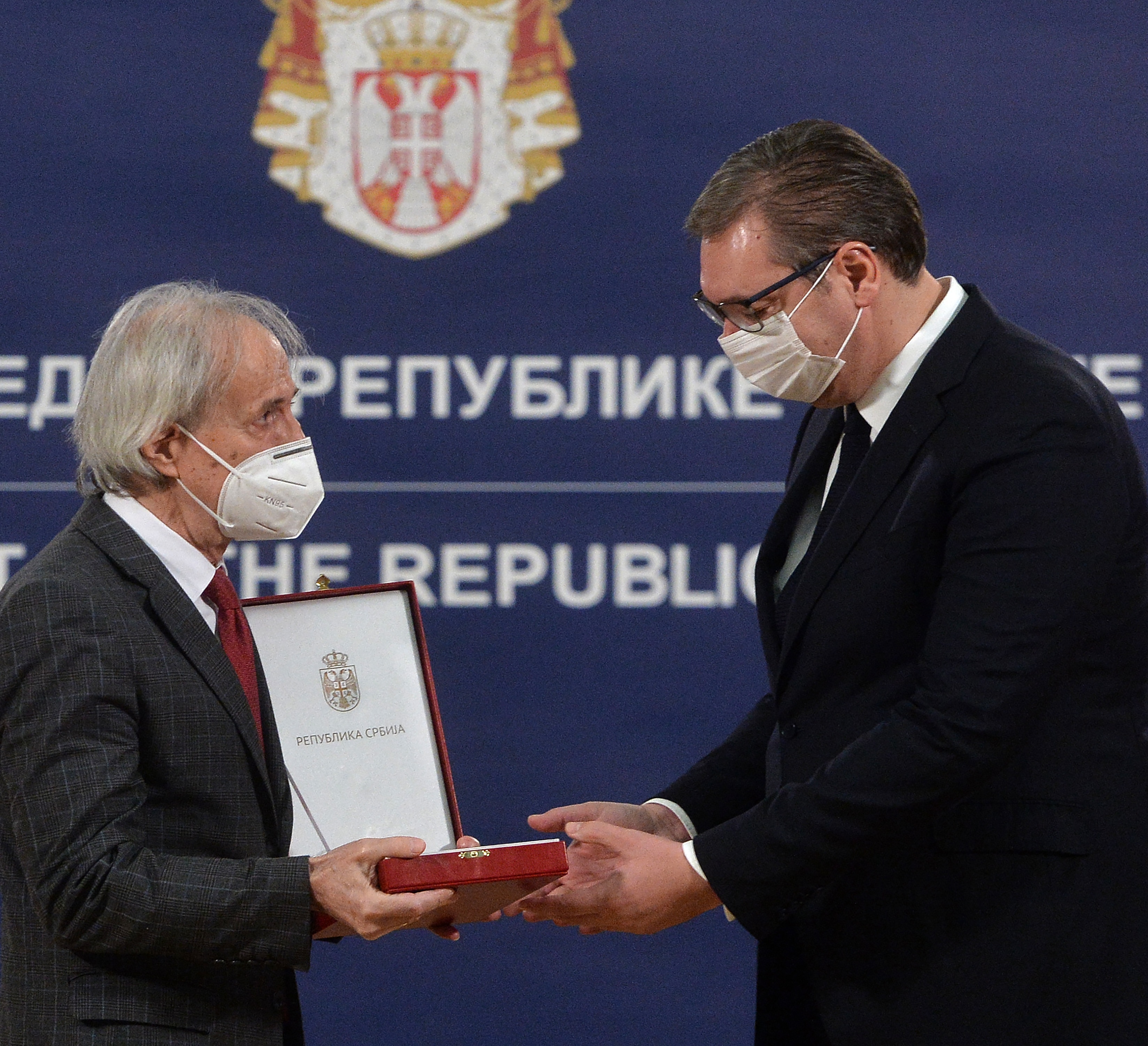 Vučić uručio odlikovanja za zasluge u borbi sa kovidom; Odlikovani: Priznanje pripada svim zdravstvenim radnicima